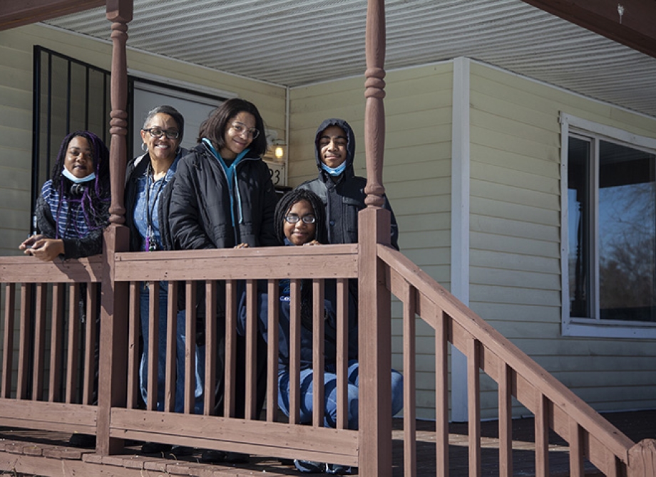 Leslie Jackson with her three children and her niece at her Newberry home
